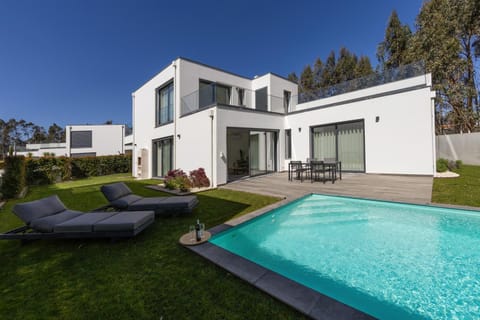 Property building, Patio, Natural landscape, Garden, Garden, Balcony/Terrace, Garden view, Pool view, Swimming pool, sunbed