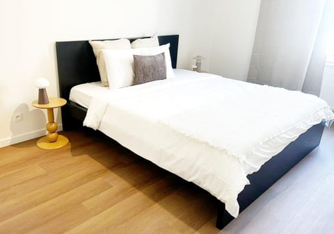 Property building, Bed, Bedroom
