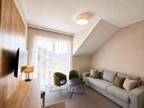 Communal lounge/ TV room, TV and multimedia, Living room, Seating area, Evening entertainment