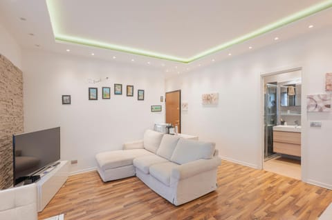 Communal lounge/ TV room, TV and multimedia, Living room, Seating area