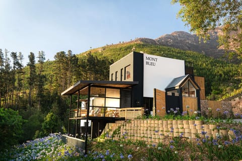 Property building, Garden, Balcony/Terrace, Mountain view