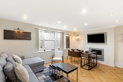 Living room, Seating area, Dining area