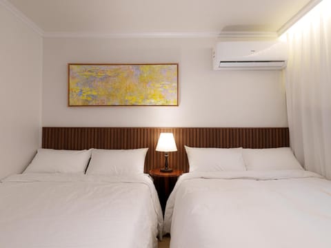 Bed, Photo of the whole room, Bedroom, air conditioner