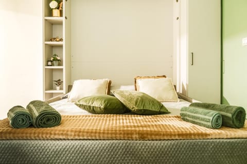 Bed, Bedroom, towels
