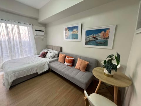 Bed, Seating area