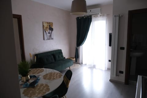 Living room, Seating area, Dining area, air conditioner