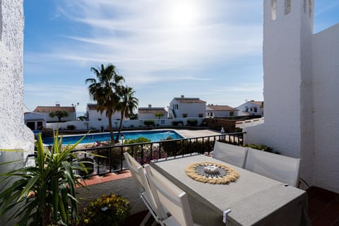 View (from property/room), Balcony/Terrace, Dining area