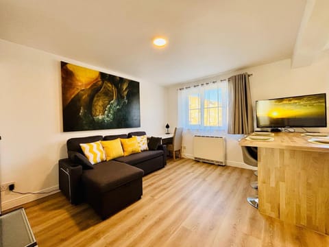 Communal lounge/ TV room, TV and multimedia, Living room, Seating area, Evening entertainment