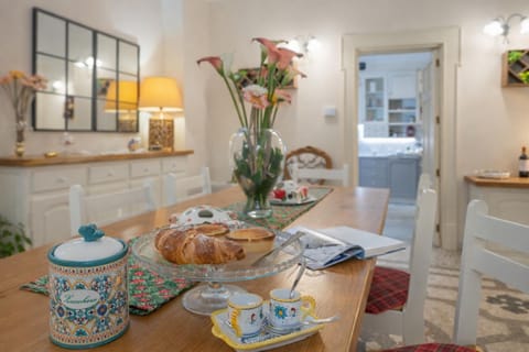 Kitchen or kitchenette, Living room, Food and drinks, Seating area, Dining area, Food, Breakfast, Continental breakfast