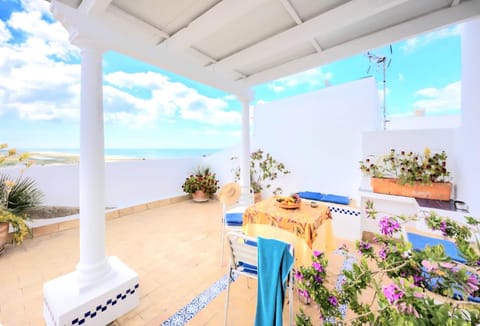 Property building, Balcony/Terrace, Living room, Swimming pool