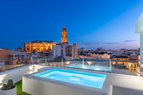 Nearby landmark, Off site, Night, View (from property/room), Balcony/Terrace, Balcony/Terrace, City view, Landmark view, Pool view, Swimming pool, Swimming pool, sunbed