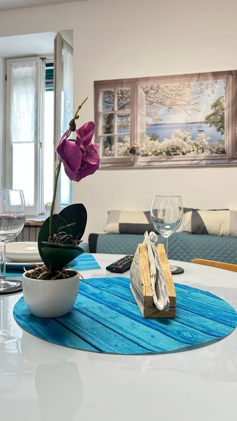 Living room, Decorative detail, Dining area