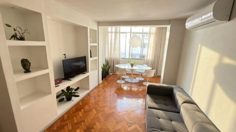Communal lounge/ TV room, TV and multimedia, Living room, Seating area, air conditioner