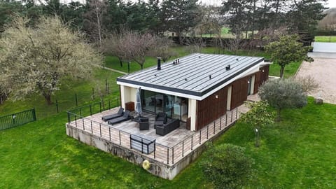 Property building, Patio, Spring, Day, Natural landscape, Garden, Garden view, sunbed