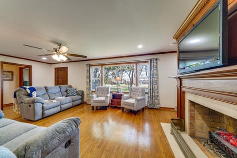 Sunroom and Spacious Yard Home Near Louisville! House in Jeffersontown