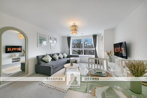 Communal lounge/ TV room, TV and multimedia, Living room, Seating area, Dining area