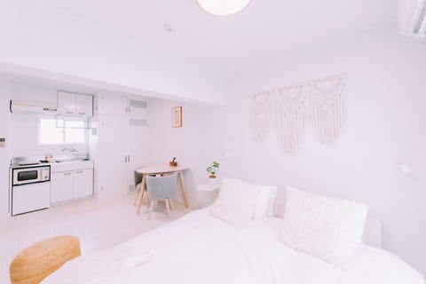 Bed, Photo of the whole room, Dining area, stove