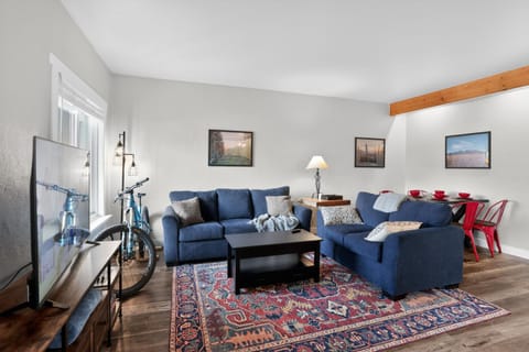 TV and multimedia, Living room, Seating area, Dining area