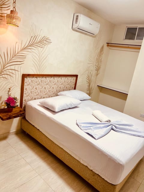 Bed, Photo of the whole room, towels, air conditioner