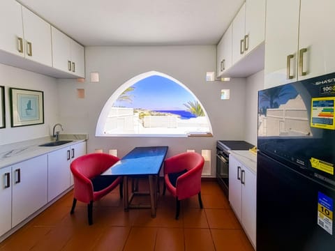 Kitchen or kitchenette, Dining area, Sea view, minibar, oven, pet friendly, stove