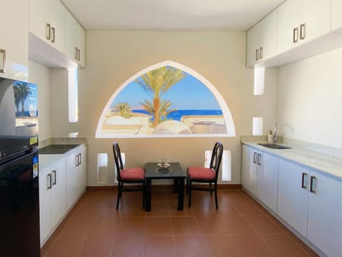 Balcony/Terrace, Kitchen or kitchenette, Dining area, stove