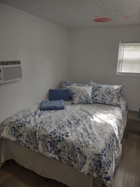 Wholesome two bed home within ten minutes to Daytona speedway House in Ormond Beach
