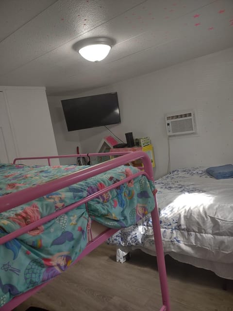 Wholesome two bed home within ten minutes to Daytona speedway House in Ormond Beach