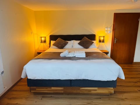 Bed, Bedroom, towels