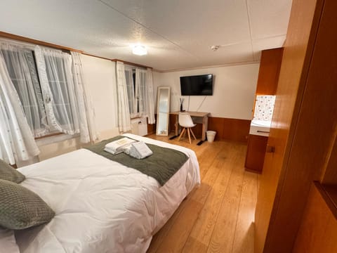 Bed, TV and multimedia, Photo of the whole room, Seating area, towels