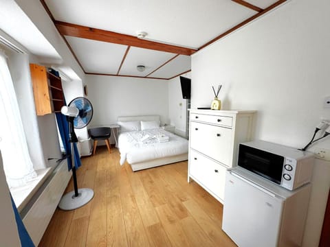Photo of the whole room, microwave