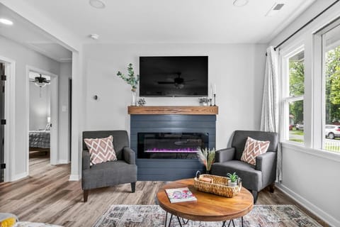 Bed, TV and multimedia, Living room, Seating area, Evening entertainment, Bedroom