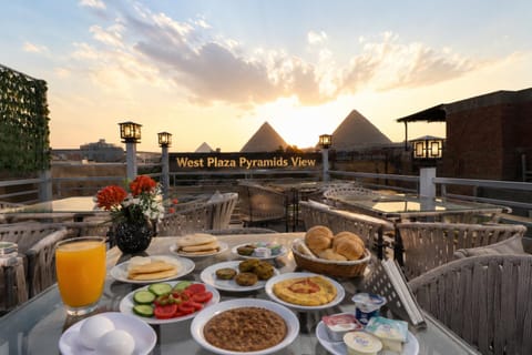 Restaurant/places to eat, Day, Food and drinks, Food, Breakfast, Continental breakfast, Lunch, Dinner, Drinks