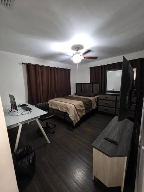 Modern Relaxing Escape: Prime Locale - Holiday Home House in Miami Springs