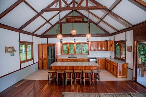 Kitchen or kitchenette, Dining area, pet friendly, stove
