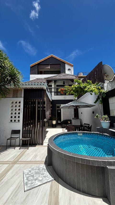 Property building, Pool view, Swimming pool, Swimming pool, sunbed
