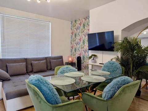 TV and multimedia, Living room, Seating area, Dining area
