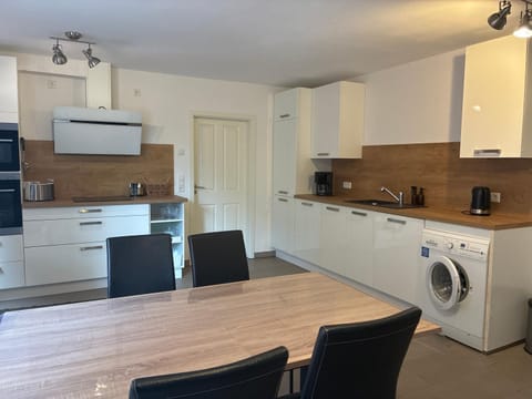 Coffee/tea facilities, Kitchen or kitchenette, Dining area, dishwasher, oven, stove, toaster, washing machine
