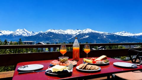 View (from property/room), Balcony/Terrace, Seating area, Dining area, City view, Mountain view