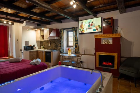 Bed, TV and multimedia, Living room, Photo of the whole room, minibar