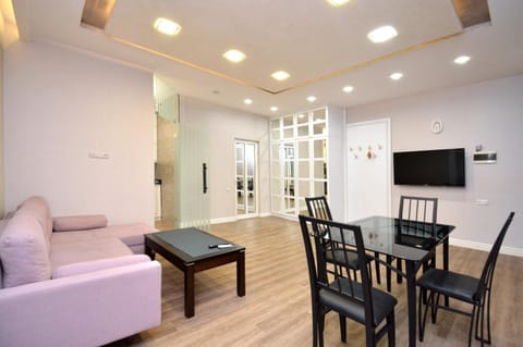 Communal lounge/ TV room, TV and multimedia, Living room, Seating area, Dining area, Evening entertainment