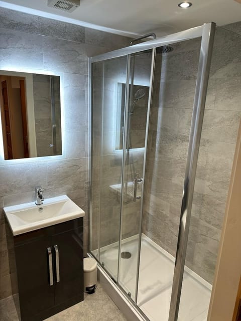 1 2 The Inchcailloch Suite Loch Lomond Apartment in Balloch Road