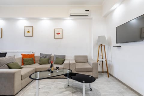 Communal lounge/ TV room, TV and multimedia, Living room, Seating area, Evening entertainment, air conditioner