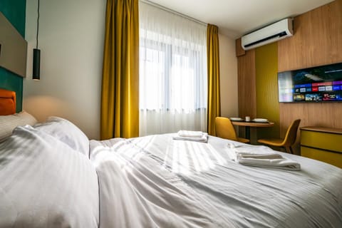 Bed, TV and multimedia, air conditioner