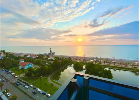 Nearby landmark, Day, Neighbourhood, Natural landscape, Bird's eye view, City view, Lake view, River view, Sea view, Street view, Location, Sunrise, Sunset, Parking
