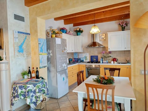 Living room, Food and drinks, Dining area
