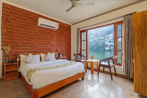 Bed, Photo of the whole room, Seating area, Bedroom, Seasons, wardrobe