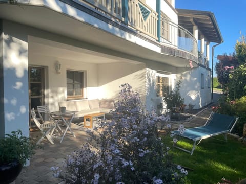 Property building, Garden, Balcony/Terrace, Seating area, Garden view