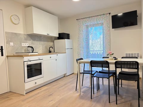 TV and multimedia, Dining area, microwave, oven, stove, kitchen