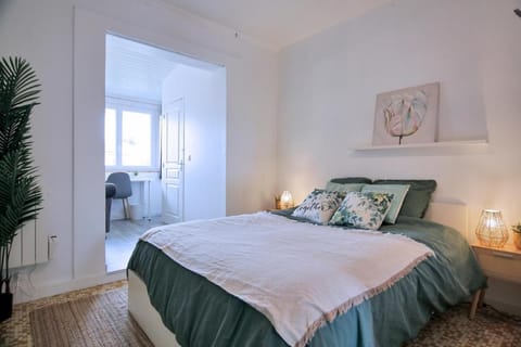 Bed, Photo of the whole room, Bedroom