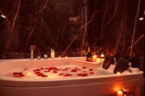 Hot Tub, Decorative detail